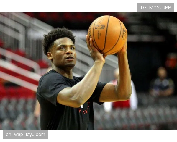 凯恩高位逼抢参与度明显提升 现代前锋防守职责执行到位